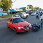 Colisão entre moto e carro deixa homem com braço fraturado no Universitário