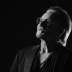 Documentário inédito de Bono, do U2, ganha trailer; assista