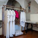 Roupas e sapatos já esperam o novo papa na Sala da…