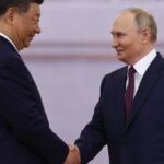 Putin e Xi trocam afagos no Kremlin e se apresenta…