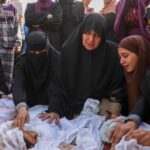 Salva de bombas israelenses mata ao menos 50 em Ga…