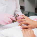 Cursos gratuitos de manicure e design de sobrancelhas abrem inscrições em Campo Grande