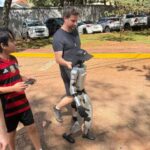 Robô humanoide passeia em parque e vira atração em Campo Grande