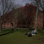 Governo Trump suspende novas bolsas de pesquisa para Harvard
