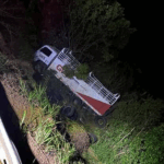 Caminhão cai de ribanceira após colidir com carro na BR-262 – Interior