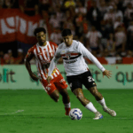 São Paulo avança e Grêmio cai em noite de contrastes