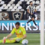 Botafogo goleia Internacional por 4 a 0 no Nilton Santos