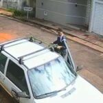 Em plena luz do dia, ladrão destranca carro e furta mochila – Direto das Ruas