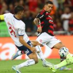 Flamengo vence Bahia, mantém 100% contra Ceni e vira líder do Brasileirão