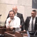 Legislador é retirado à força do Parlamento de Isr…