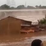Chuvas torrenciais e enchentes deixam ao menos 111…