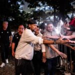 Neymar é ovacionado na chegada do Santos a Alagoas; veja vídeo