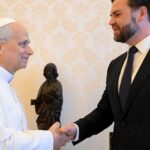 Após críticas, papa Leão XIV recebe vice-president…