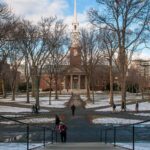Em novo golpe, governo Trump impede Harvard de mat…