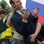 Ativistas roubam estátua de Macron para protesto d…