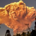 VÍDEO: Vulcão entra em erupção na Indonésia e form…