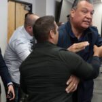 VÍDEO: Senador é algemado e retirado à força de ev…