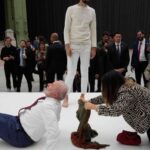 Lula brinca de acrobata ao lado de Macron em Paris