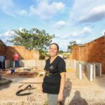 Influencer inicia construção de casa adaptada para família com criança especial